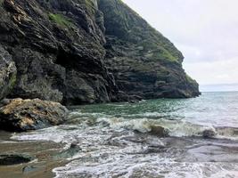 una veduta di tintagel in Cornovaglia sulla costa foto