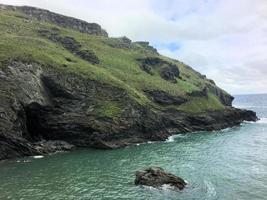 una veduta di tintagel in Cornovaglia sulla costa foto