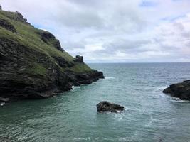 una veduta di tintagel in Cornovaglia sulla costa foto