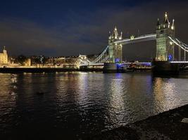 una veduta del Tower Bridge di Londra foto