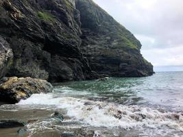 una veduta di tintagel in Cornovaglia sulla costa foto