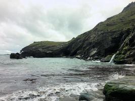 una veduta di tintagel in Cornovaglia sulla costa foto