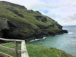 una veduta di tintagel in Cornovaglia sulla costa foto