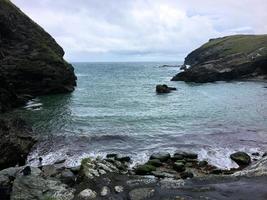 una veduta di tintagel in Cornovaglia sulla costa foto