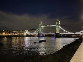 una veduta del Tower Bridge di Londra foto