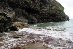 una veduta di tintagel in Cornovaglia sulla costa foto