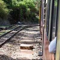 trenino che si muove sui pendii delle montagne, bella vista, un lato della montagna, un lato della valle che si muove sulla ferrovia verso la collina, tra il verde della foresta naturale. trenino da Kalka a Shimla in India foto