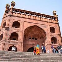 delhi, india - 15 aprile 2022 - turisti indiani non identificati che visitano jama masjid durante la stagione di ramzan, a delhi 6, india. jama masjid è la moschea più grande e forse la più magnifica dell'India foto