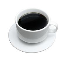caffè nero in una tazza isolata su sfondo bianco foto