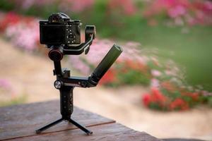 fotocamera per le riprese di film e pubblicità nel giardino fiorito foto