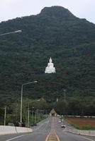 il punto di vista di fronte al buddha bianco si trova nel mezzo di una collina verde della foresta. wat phra khao a nakhon ratchasima, Thailandia, il 16-05-2022 foto