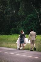 le persone stanno visitando la splendida natura, le foreste verdi in vacanza al parco nazionale di khao yai, in Thailandia, 16-05-2022. foto