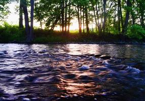 torrente che scorre al tramonto foto