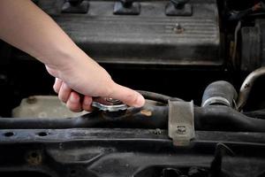 le donne riparano a mano i vecchi radiatori delle auto parcheggiate in un garage. foto