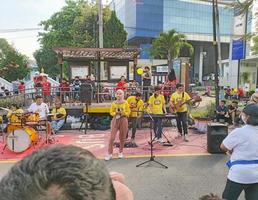 sukoharjo - 7 giugno 2022 - un gruppo di musicisti di strada ha tenuto un concerto sull'autostrada piena di gente foto