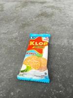 sukoharjo - 8 giugno 2022 - snack chiamato brand klop cracker, sapore di cocco, fondo del pavimento di cemento, biscotto dolce al cocco foto