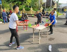 sukoharjo - 7 giugno 2022 - competizione sportiva di mini ping pong sul lato della strada foto