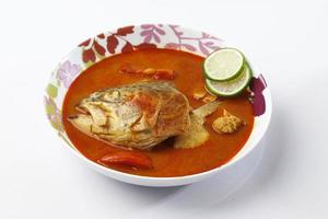 deliziosa testa di pesce reale al curry in agrodolce foto