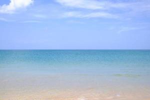 vista paesaggi l'atmosfera è bellissima sabbia e mare e il colore del cielo, la spiaggia di Phuket in Thailandia. foto
