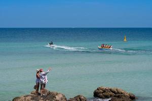 chonburi, tailandia - 29 marzo 2021 le persone si divertono ad attività sulla bellissima spiaggia del mare cristallino in estate, giocano in banana boat, scattano foto di selfie, si rilassano e si calmano l'oceano, la spiaggia di thian, l'isola di koh larn