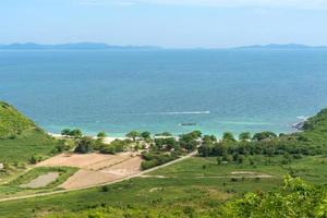 vista dall'alto della spiaggia del mare blu sull'isola, bellissimo paesaggio marino con alberi verdi freschi sulla terraferma foto