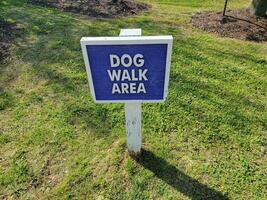 segno blu dell'area della passeggiata del cane sull'erba o sul prato inglese foto