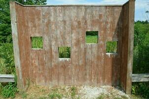 tenda per animali in legno con fori quadrati o finestre foto