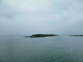 isola rocciosa e acqua e uccelli e nuvole nel Maine foto