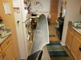 coltello di metallo affilato in cucina prospettiva in prima persona foto