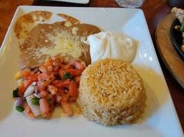 cibo messicano riso e fagioli e salsa sul piatto foto