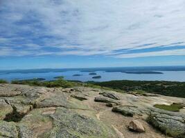 rocce di granito e alberi vista dalla montagna cadillac nel maine foto