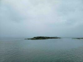 isola rocciosa e acqua e uccelli e nuvole nel Maine foto