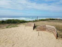 pozzi di ferro di cavallo con sabbia vicino alla spiaggia con le onde dell'oceano foto