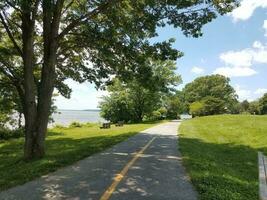 panchina con vista sul fiume Potomac e pista ciclabile foto