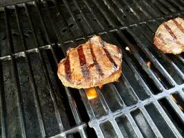 bistecca di carne alla griglia su barbecue grill bar foto