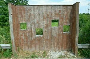 tenda per animali in legno con fori quadrati o finestre foto