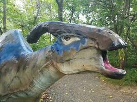 dinosauro blu e grigio nella foresta o nei boschi foto