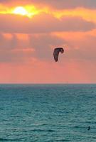 kitesurfer sul Mar Mediterraneo al tramonto in Israele.