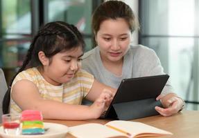 ragazze asiatiche studiano con un tutor, lezioni private a casa, sorelle e sorelle. foto