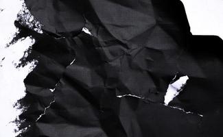 carta nera con strappi bianchi per lo sfondo. trama di carta stropicciata con lacrime disordinate. foto