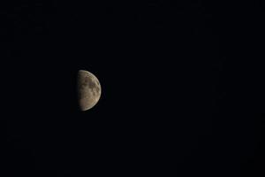 la luna crescente nel cielo nero foto