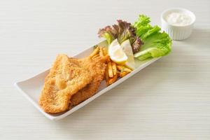 fish and chips - filetto di pesce fritto con chips di patate foto