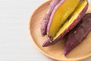 patate dolci giapponesi alla griglia o al forno su piatto di legno foto