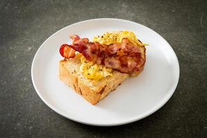 pane tostato con uova strapazzate e bacon foto