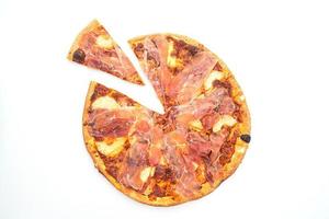 pizza con prosciutto o prosciutto di parma pizza su sfondo bianco foto