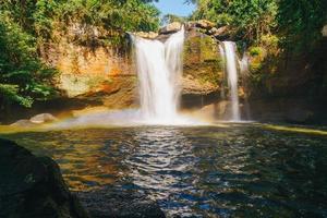 cascata haew suwat al parco nazionale di khao yai in thailandia foto