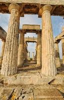 il tempio di aphaia dedicato alla dea aphaia nell'isola greca di aigina foto