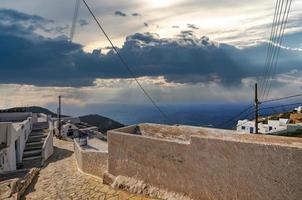 vista panoramica del villaggio di chora sull'isola di anafi in grecia. foto