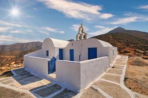 chiesa bianca blu nell'isola di anafi foto