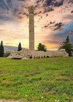 olympian zeus colonne rovine, tramonto, ad Atene in Grecia foto